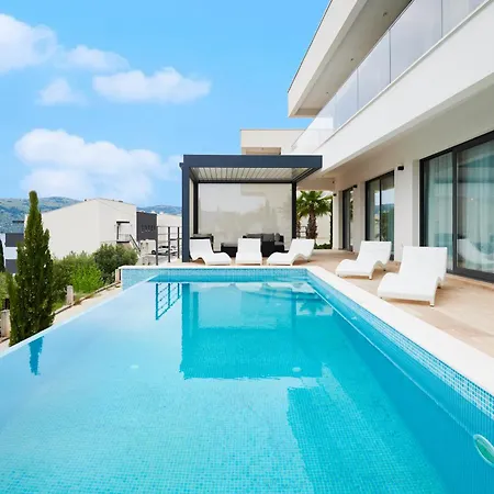 White Palm Villa *