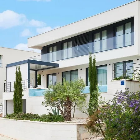 White Palm Villa *